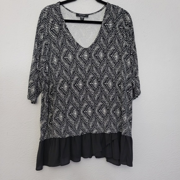 Karen Kane Black White Print Tunic‎ Top Ruffle Hem Plus Size 2X V-Neck Knit - Picture 1 of 8